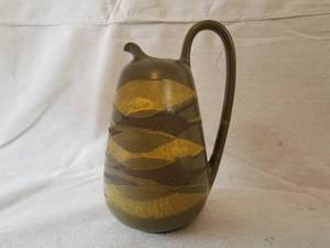 lot 30 image: Mid Century Pottery lot