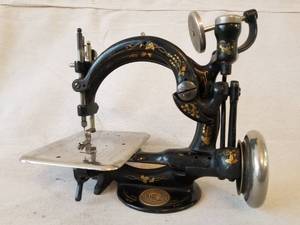 lot 37 image: Antique Willcox and Gibbs Sewing Machine