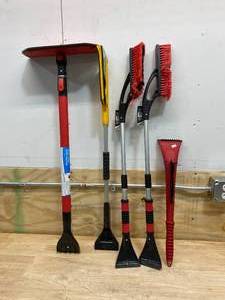 lot 31 image: Lot of 5 Ice ScrapersSnow Brushes