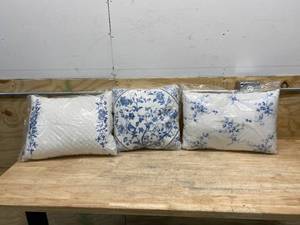 lot 63 image: Lot of 3 Floral Patterned Throw Pillows