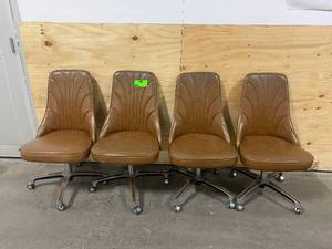 lot 39 image: Set of 4 Swivel Chairs on Wheels