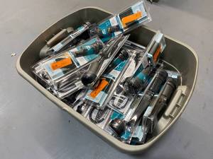 lot 41 image: HUBBELL Tote full of SL101B Spotlights Otdr Mtl 2-14x4in