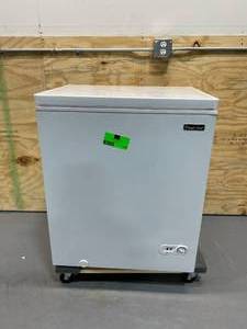 lot 108 image: MAGIC CHEF 5.0 cu. ft. Chest Freezer in White