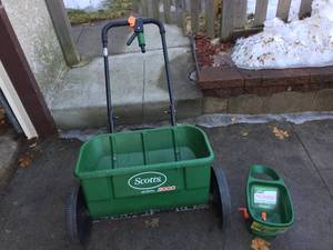 Scotts AccuGreen Spreader & Hand Held Scotts Spreader