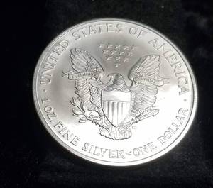 2005 AMERICAN SILVER EAGLE 1 TROY OZ. .999 FINE SILVER DOLLAR