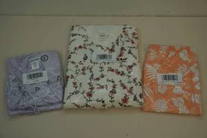 lot 29 image: Ladies clothes