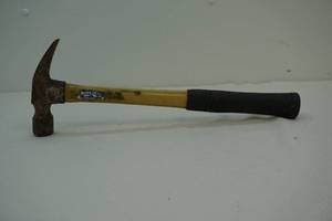 lot 32 image: Framing hammer
