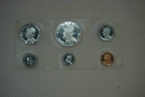 lot 68 image: Uncirculated coin set