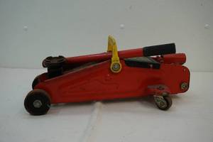 lot 91 image: Floor jack