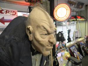lot 2 image: VINTAGE LIFESIZE IGOR GRAVELY STANDING BUTLER  GREETER - HALLOWEEN OR JUST YOUR EVERYDAY MAN CAVE GREETER - GREAT PIECE FOR THE CAVE - SEE PICTURES