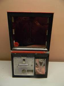 lot 18 image: VINTAGE VICTOR VENDING GUMBALL  CANDY  TOY MACHINE - SEE PICTURES