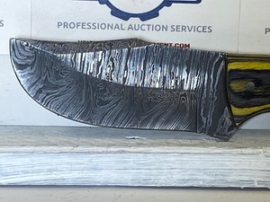 Damascus Steel Knife With Fitted Leather Sheathe