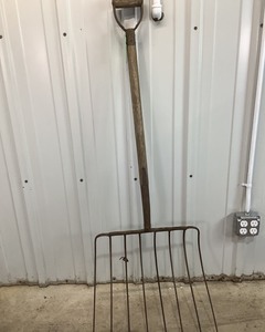lot 75 image: Outdoor Hand Tools
