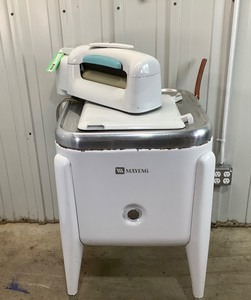lot 17 image: Antique Maytag Wringer Washer - LOOKS GREAT