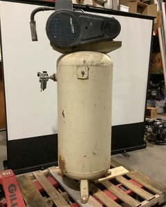 lot 4 image: Upright Air Compressor