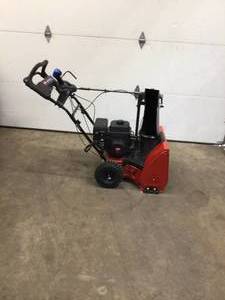 Toro Power Max 824 OE 24 in. 252cc Two-Stage Electric Start Gas Snow Blower in good conditions