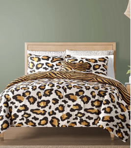 lot 118 image: Brand New Safari Collection Reversible 12 piece Full Comforter Set