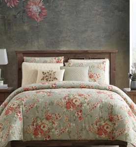lot 121 image: Brand New Hallmart Collectibles Nicas 8 piece Comforter and Quilt Set