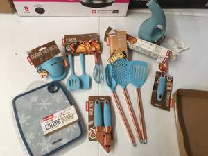 lot 71 image: Brand New Macys 12 Piece Cooking Utensils Lot