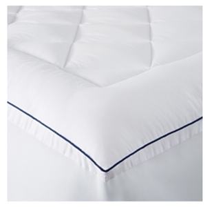 lot 106 image: Brand New Bloomingdales DreamWeave King Mattress Pad