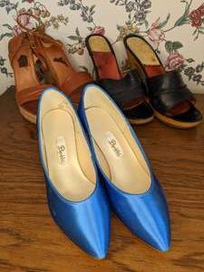 lot 116 image: Contents of Closet Ladies Shoes, Purses, Clothing
