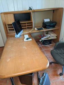lot 131 image: Sturdy L-Shaped Wood Desk