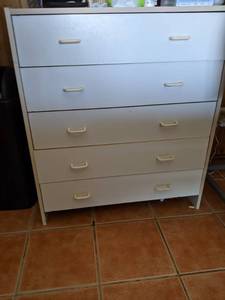lot 184 image: Pressed Wood Five Drawer Dresser