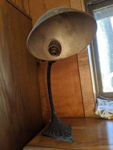 lot 167 image: Antique Cast Iron Gooseneck Desk Lamp