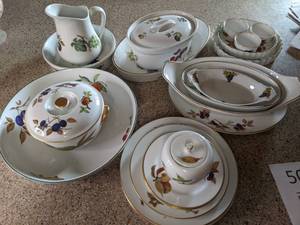 lot 50 image: 1961 Royal Worcester Evesham Serving Dishes