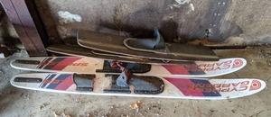 lot 34 image: Vintage Water Skis Two Pairs