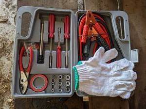 lot 19 image: Roadside Safety Kit