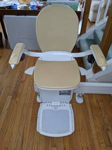 lot 2 image: Acorn 180 Curved Stairlift