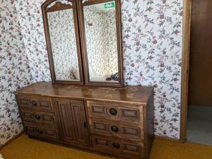 lot 114 image: Vintage Bedroom Dresser Set with Mirrors