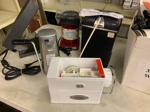 ASSORTED KITCHEN ITEMS