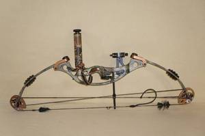 lot 3 image: Hoyt Rintec RH Compound Bow