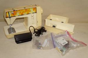 lot 116 image: Vintage Singer Sewing Machine