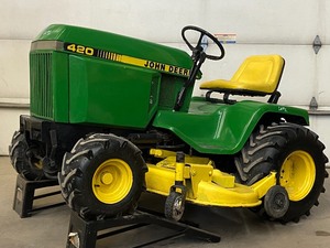 lot 1 image: John Deere 420 Garden Tractor