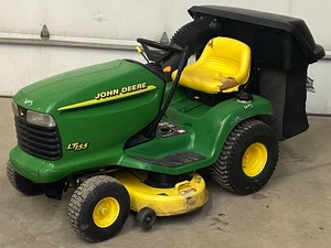 lot 3 image: John Deere LT155 Lawn Tractor