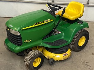 lot 4 image: John Deere LT155 Lawn Tractor