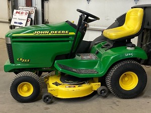 lot 5 image: John Deere LX255 Lawn Tractor