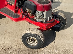 lot 6 image: Snapper Riding Lawn Tractor