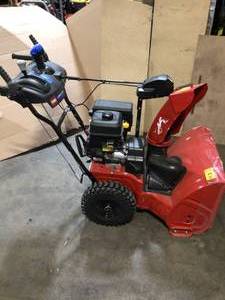 Toro Power Max 824 OE 24 in. 252cc Two-Stage Electric Start Gas Snow Blower in good conditions