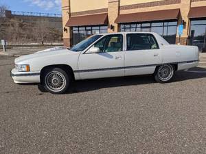 lot 1 image: 1994 Cadillac DeVille - Very clean
