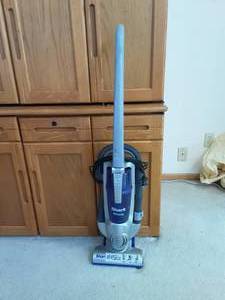 lot 18 image: Shark Retractor Vacuum (Works)