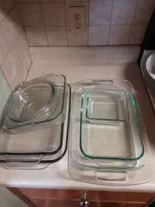 lot 29 image: Pyrex Casseroles