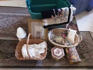 lot 35 image: Misc. Decor & Tote With Lid