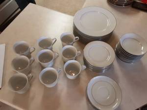 lot 40 image: Lovelace Fine China