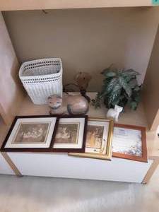 lot 79 image: Assorted Decor