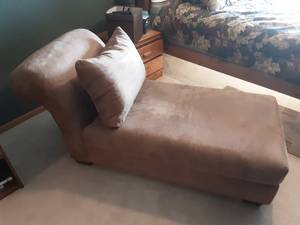 lot 104 image: Fainting SofaChaise Lounge 70x32