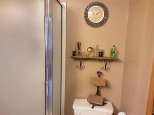 lot 114 image: Bathroom Accessories